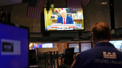 Trump aparece en un televisor este miércoles en la Bolsa de Nueva York.