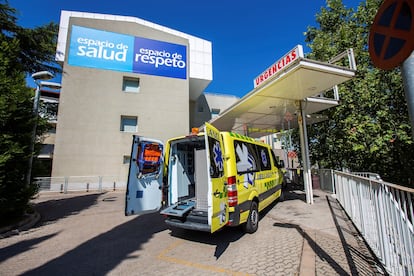 Imagen de archivo de una ambulancia en un hospital de Castilla y León.