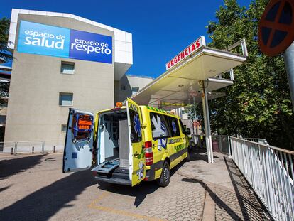 Imagen de archivo de una ambulancia en un hospital de Castilla y León.