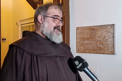 Fray Angel Ramón, el monje franciscano que es el cocinero del monasterio del Santo Espíritu del Monte, en Gilet (Valencia), atiende a los medios de comunicación, tras el ataque.