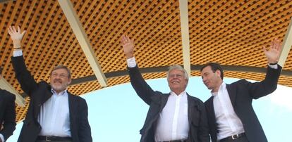 Felipe González entre el candidato a alcalde de Madrid, Jaime Lissavetzky y Tomás Gómez, candidato a la presidencia de la Comunidad.