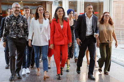 La portavoz de Más Madrid, Manuela Bergerot (c), acompañada por el secretario de Estado, Javier Padilla, la portavoz capitalina, Rita Maestre, y los miembros de su grupo parlamentario a su llegada a la segunda jornada del debate del estado de la región celebrada este viernes en la Asamblea de Madrid.