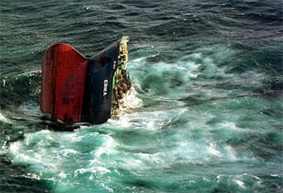 El <i>Erika,</i> segundos antes de hundirse frente a las costas de Bretaña en 1999.