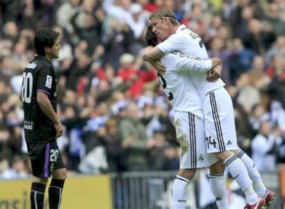 Torres, con Canobbio desolado, abraza a Guti tras el pase de éste a Robben en el segundo gol del Madrid.