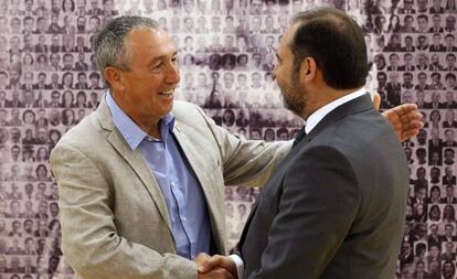 El secretario de Organización del PSOE, José Luis Ábalos, a la derecha, con el diputado de Compromís Joan Baldoví, durante las negociaciónes en 2019 para la formación de Gobierno.