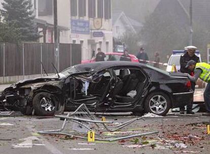 La policía inspecciona el coche de Haider.