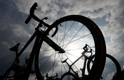 Bicicletas transportadas sobre un automóvil antes del inicio de la undécima etapa de la 73ª edición de la carrera ciclista La Vuelta a España, en Mombuey, Zamora.