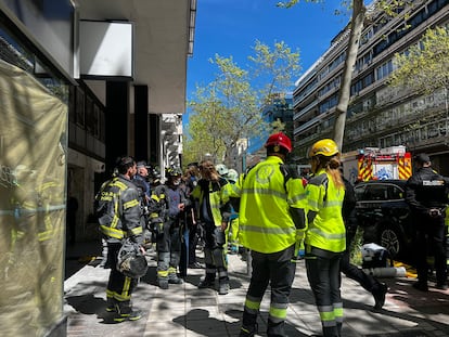 Los servicios de emergencias, en el lugar del siniestro, en la calle de Velazquez.
