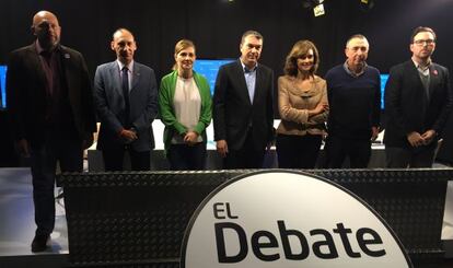 Candidatos del PP, PSOE, Compromís-Podem, Ciudadanos, UPyD y EU con el periodista Bernardo Guzmán posan poco antes del debate de la SER.