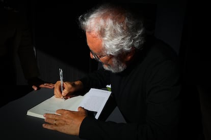 El escritor colombiano Héctor Abad Faciolince, durante una sesión de firmas en la presentación de su libro 'Ahora y en la hora' en la Feria Internacional del Libro de Bogotá, el 3 de mayo pasado.