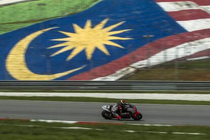 Jorge Lorenzo, de Yamaha Factory, rueda con su moto, durante los entrenamientos.