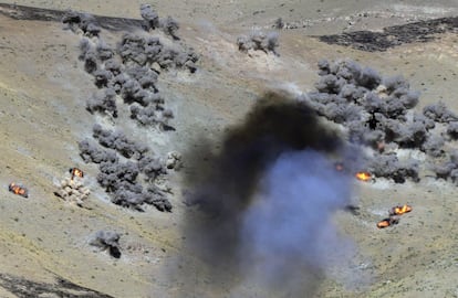 Un helicóptero militar dispara durante el comando estratégico en el campo de tiro de Lyaur, en Tayikistán. Militares de Rusia, Kazajstán, Kirguistán, Tayikistán, Uzbekistán , India, China y Pakistán participan en los simulacros.