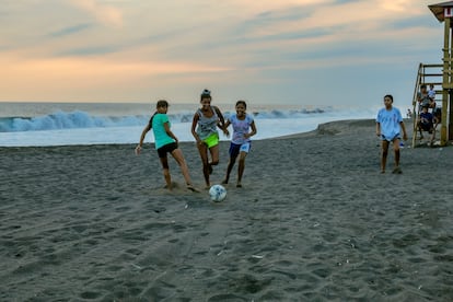 Valentina, Damaris, Brisdy y Arlen juegan fútbol en la playa erosionada de Monterrico. Para los habitantes de la zona, la playa es todavía un lugar de juego, aunque la amenaza del mar esté cada vez más cerca.