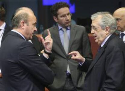 El ministro de Economía y Competitividad español, Luis de Guindos (i), conversa con el presidente del Eurogrupo, Jeroen Dijsselbloem (c), y el ministro de Finanzas italiano, Fabrizio Saccomanni, al inicio de la reunión de ministros de Economía y Finanzas (Eurogrupo), en la sede del Consejo Europeo, en Bruselas (Bélgica), hoy.
