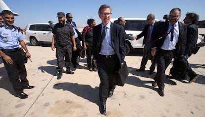 Bernardino Le&oacute;n en el aeropuerto de Misrata, Libia