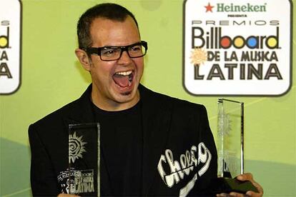 El mexicano Aleks Syntek con sus dos premios Billboard latinos. La canción <i>Duele el amor</i>, interpretada junto a Ana Torroja, les valió uno de ellos.