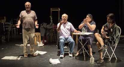 Ortiz Nuevo, de pie, y el resto del elenco en un ensayo de 'Dinero'.
