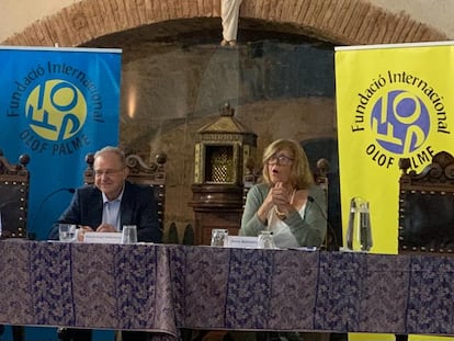 La presidenta de la Fundación Internacional Olof Palme, Anna Balletbò, junto con el general Miguel Ángel Ballesteros.