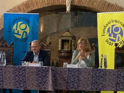 La presidenta de la Fundación Internacional Olof Palme, Anna Balletbò, junto con el general Miguel Ángel Ballesteros.