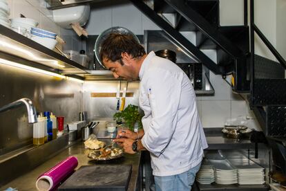 El cocinero Borja García en su cocina de Matalauva.