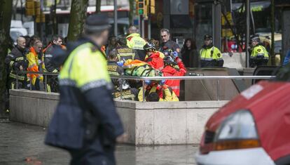 Els serveis d'emergències traslladen la víctima en una llitera.