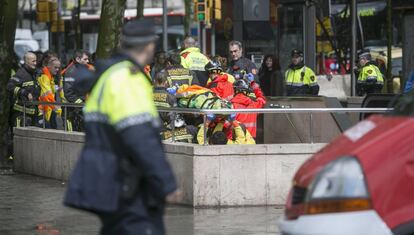 Els serveis d&#039;emerg&egrave;ncies traslladen la v&iacute;ctima en una llitera.