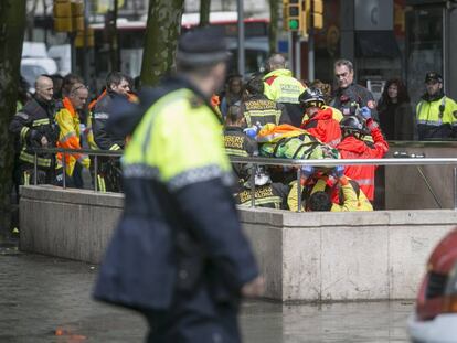 Els serveis d&#039;emerg&egrave;ncies traslladen la v&iacute;ctima en una llitera.