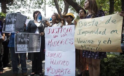 Un grupo de feministas protesta en el DF por el caso de Los Porkys.