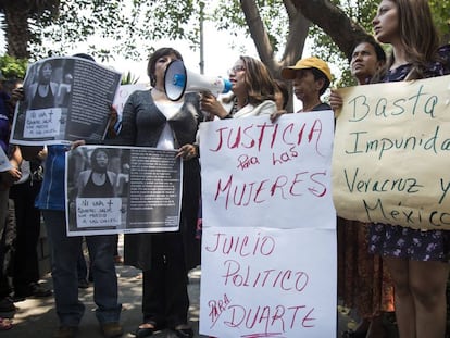 Un grupo de feministas protesta en el DF por el caso de Los Porkys.