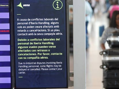 Las primeras horas de la huelga del personal de tierra de Iberia del aeropuerto de Barcelona están transcurriendo sin incidencias, en ambiente de normalidad y sin largas colas en los mostradores de facturación de Vueling, la principal aerolínea afectada por el paro. En la imagen, panel informativo sobre los conflictos laborales este sábado en el aeropuerto de Barcelona-El Prat.