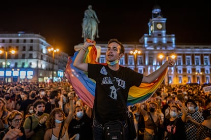 Cientos de personas protestando contra las agresiones a las personas LGTBI, en la Puerta del Sol, Madrid.
