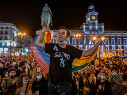 Cientos de personas protestando contra las agresiones a las personas LGTBI, en la Puerta del Sol, Madrid.