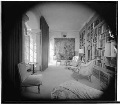 La Casa D. L. James, también conocida como 'Seaward', cuenta con una agradable biblioteca con vistas al acantilado. Foto de Maynard L. Parker. Cortesía de The Huntington Library, San Marino, California.