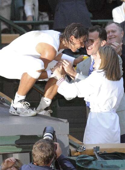 El español conquista su primer Wimbledon tras un épico partido en cinco 'sets' ante Federer - Sucede a ,Santana, ganador en 1966, y es el tercer tenista que logra vencer el mismo año en París y Londres. El tenista conseguiría en septiembre el número uno.