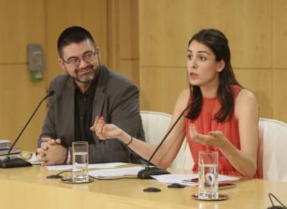 La portavoz, Rita Maestre, con el concejal de Economía, Carlos Sánchez Mato, el 5 de julio de 2017.