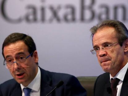 El presidente de CaixaBank, Jordi Gual (derecha), y el consejero delegado, Gonzalo Gort&aacute;zar.