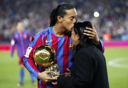 Ronaldinho besa en la frente a su madre mientras sostiene el Balón de Oro que le otorgó la revista francesa France Football en 2005.