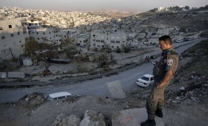 Policial israelense em bairro árabe de Israel.