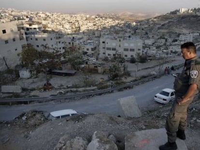 Policial israelense em bairro árabe de Israel.