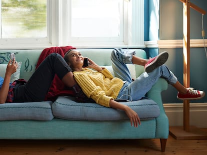 Comparte el confort en pareja incluso en salones con espacios reducidos gracias a sus tamaños compactos. GETTY IMAGES.
