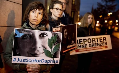 Varias personas se manifiestan por justicia en el asesinato de Daphne Caruana Galizia, el pasado 16 de octubre. 