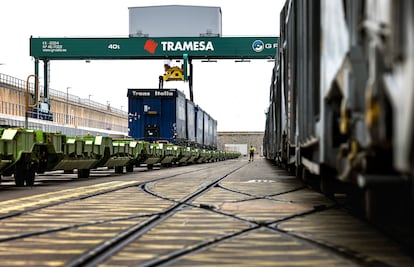 La enorme grúa verde capaz de elevar camiones y montarlos en el tren de la autopista ferroviaria.