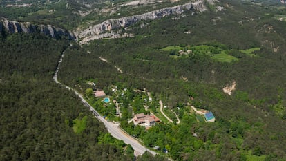 Vista aérea del cámping Huttopia Barcelona Pirineos, a los pies del Pedraforca, una de las cumbres más emblemáticas de Cataluña.
