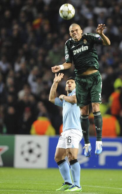 Pepe, despeja el balón ante el delantero argentino del Manchester City, Sergio 'Kun' Agüero.