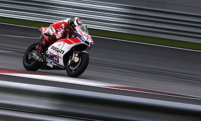 Jorge Lorenzo, con su Ducati, en Sepang.