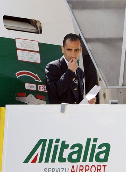 Un empleado de Alitalia, en el aeropuerto romano de Fiumicino.
