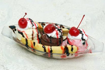 Banana split de toda la vida con churretes de colores