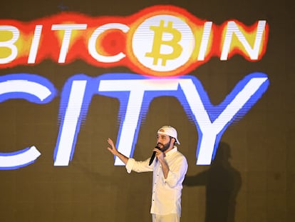 El presidente Nayib Bukele durante el anuncio de la creación de una ciudad del Bitcoin, el 20 de noviembre.