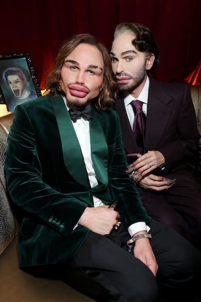 El diseñador Marc Jacobs (a la derecha) junto a su marido, el modelo Charly Defrancesco, en la fiesta anual de Heidi Klum en Halloween, el 31 de octubre de 2024 en Nueva York.
