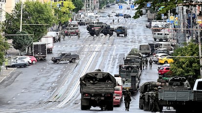 Moscow (Russian Federation), 24/06/2023.- Russian servicemen stand guard on a street in downtown Moscow, Russia, 24 June 2023. Counter-terrorism measures were enforced in Moscow and other Russian regions after private military company (PMC) Wagner Group's chief claimed that his troops had occupied the building of the headquarters of the Southern Military District in Rostov-on-Don, demanding a meeting with Russia'Äôs defense chiefs. (Terrorismo, Rusia, Moscú) EFE/EPA/MAXIM SHIPENKOV
